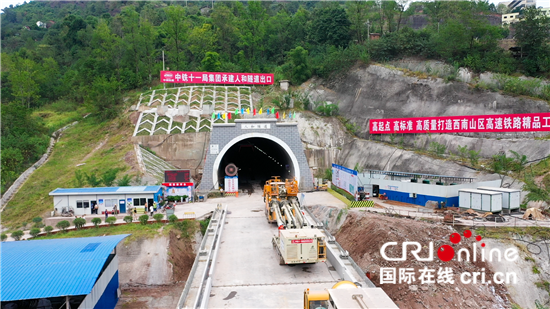中國(guó)首條橋隧比超90％的山區(qū)高油炸出產(chǎn)線鐵建立有序推進(jìn) 實(shí)現(xiàn)呆板困繞、技術(shù)沖破