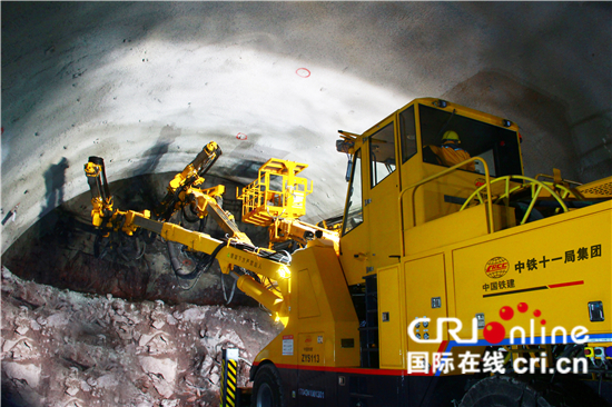 中國(guó)首條橋隧比超90％的山區(qū)高油炸出產(chǎn)線鐵建立有序推進(jìn) 實(shí)現(xiàn)呆板困繞、技術(shù)沖破