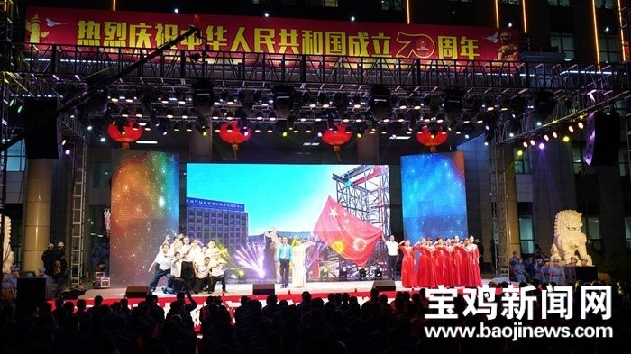 致敬！寶石呆板晚會動人一幕油炸出產(chǎn)線：29人獲頒新中國創(chuàng)建70周年懷念章