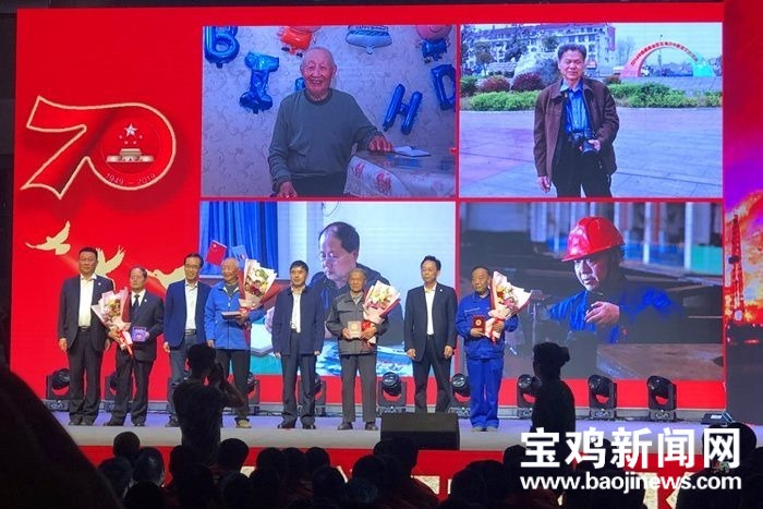致敬！寶石呆板晚會動人一幕油炸出產(chǎn)線：29人獲頒新中國創(chuàng)建70周年懷念章