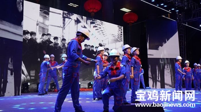 致敬！寶石呆板晚會動人一幕油炸出產(chǎn)線：29人獲頒新中國創(chuàng)建70周年懷念章