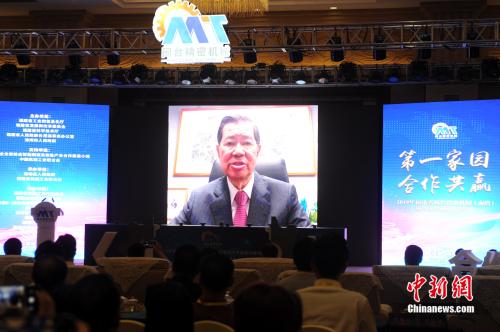 兩岸企業(yè)家峰會臺灣方面理事長蕭萬長為勾當(dāng)發(fā)來視頻賀詞。