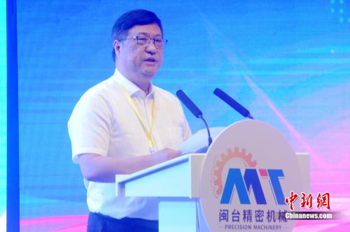 全國臺企聯(lián)常務(wù)副會長陳錦龍致辭。